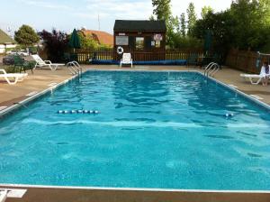 uma grande piscina com um gazebo em Americas Best Value Inn Plattsburgh em Plattsburgh