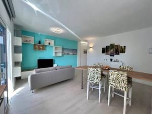 a living room with a couch and a table at Casa Miami Alcalà in Alcalá