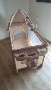 a pretend baby crib with a table and a lamp at Am Fuße des Zoller in Bisingen