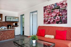 A kitchen or kitchenette at Apartamentos Miriam