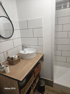 a bathroom with a sink and a mirror at Studio 2 personnes in Cucq