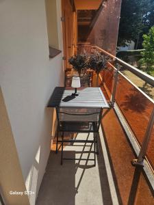 a small table on the balcony of a house at Studio 2 personnes in Cucq