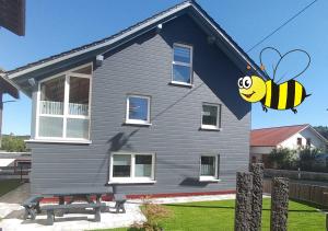 a house with a bee kite attached to it at Ferienhaus Bumblebee im Allgäu in Eggenthal
