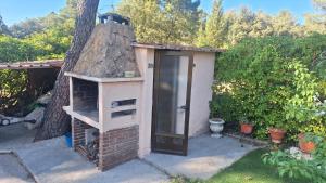 a building with a brick oven and a door at Chalet del Daniel en La Calabaza in Aranda de Duero