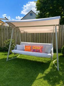 a swing with pillows on it in a yard at Tinyhaus Josie von Tinyhaus Steinhude in Steinhude