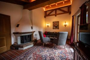 a living room with a couch and a fireplace at Hotel Hartenfels in Lech am Arlberg