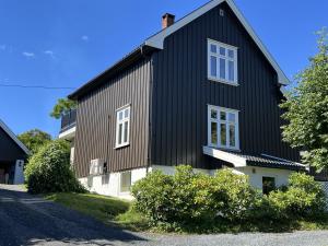 a black and white house with a driveway at Charming Villa Central Moss in Moss
