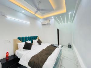 ein Schlafzimmer mit einem großen Bett in einem Zimmer in der Unterkunft Hotel Signature Plaza - Near Lajpat Nagar Metro in Neu-Delhi