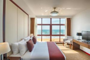 TV at/o entertainment center sa Jie Jie Beach Hotel