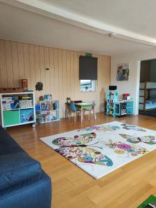 a living room with a table and a rug at Ferienhaus Eden Frankenblick I Rennsteig I Thüringer Wald I Wandern I Naturnah I nahe Skipiste l Spielzimmer I Waschmaschine I kostenlos parken I WLAN I Spülmaschine I Familien-Ferienhaus I Waldwege und Wanderwege in Mengersgereuth-Hämmern