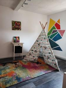 a play tent on a rug in a room at Ferienhaus Eden Frankenblick I Rennsteig I Thüringer Wald I Wandern I Naturnah I nahe Skipiste l Spielzimmer I Waschmaschine I kostenlos parken I WLAN I Spülmaschine I Familien-Ferienhaus I Waldwege und Wanderwege in Mengersgereuth-Hämmern