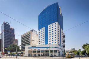 Dom Pedro Lisboa Hotel, a member of Radisson Individuals في لشبونة: مبنى أزرق شاهق في وسط مدينة