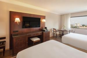 Dom Pedro Lisboa Hotel, a member of Radisson Individuals في لشبونة: غرفة فندق بها سرير ومكتب مزود بتلفزيون +76 صورة