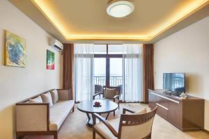 TV at/o entertainment center sa Jie Jie Beach Hotel