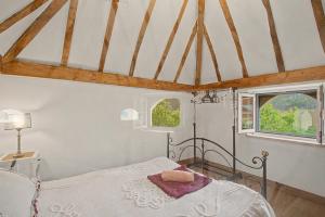 a bedroom with a bed and two windows at Quinta Vale Formoso in Venda da Costa