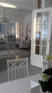 un soggiorno con divano e una sala da pranzo di Kyykerin Kartano a Outokumpu