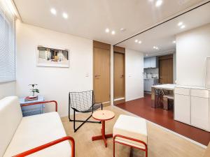 a living room with a couch and a table at 호텔느릿 in Seoul