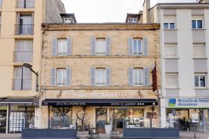 an old building in the city of paris at Hôtel Saint Albert in Sarlat-la-Canéda