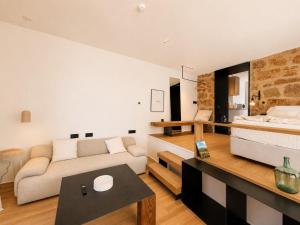 a living room with a couch and a bed at Los ojos del Alai in Labastida