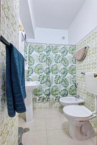 a bathroom with a toilet and a sink at Only 10 min from Lisbon city centre, 15 min driving from the beaches! in Almada +7 photos