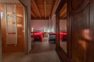a hallway with two beds in a room at Tenuta Giave - nel cuore dell'Irpinia in Montemarano