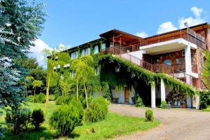 a building covered in ivy on the side of it at Hotel Anari in Sik't'arva