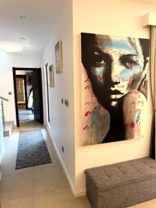 a painting of a woman on a wall in a hallway at ORCHID Villa luxueuse avec piscine privée- A 600m de la plage in Pereybere