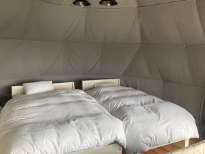 two beds in a tent with white sheets at Base Camp Spring - Vacation STAY 35488v in Shibukawa