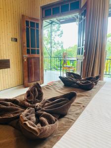 a group of towels sitting on top of a bed at Liana Guest House Ella in Ella +27 photos