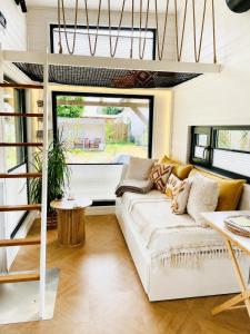 a living room of a tiny house with a couch at Tinyhaus Marie von Tinyhaus Steinhude in Steinhude