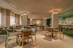 a restaurant with tables and chairs and a bar at Andante Princesa in Barcelona