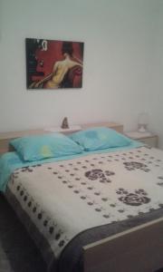 sypialnia z łóżkiem i obrazem na ścianie w obiekcie Apartmani Vilma w Bibinje +4 zdjęcia