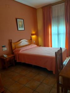 a bedroom with a bed and a window at HOTEL RURAL HIDALGO in Torreperogil