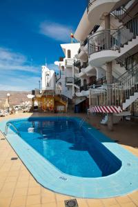 una gran piscina frente a un edificio en Apartamentos Miriam, en Puerto Rico de Gran Canaria