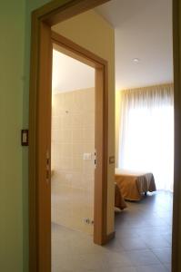 Una puerta a un baño con ducha en una habitación en Licia B&B, en Ortona