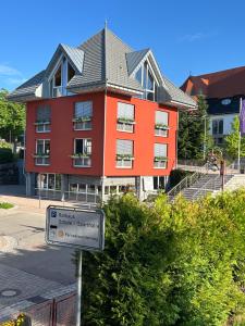 a street sign in front of a building at Moosinest-Birkenzimmer in Schonach