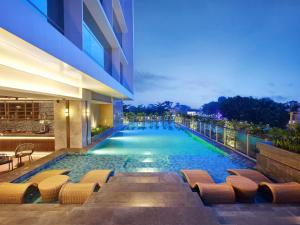 a swimming pool in the middle of a building at Mercure Pangkalan Bun in Pangkalan Bun