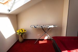 a room with a table and a vase of flowers at Dom Weselny Perła Warmii in Lidzbark Warmiński