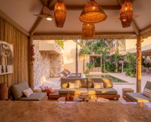 a living room with a couch and a table at Pousada Vina in Jericoacoara
