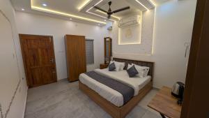 a bedroom with a bed and a wooden door at Palazhi Inn in Trivandrum +7 photos