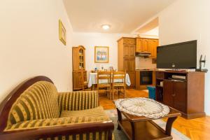 - un salon avec un canapé et une table dans l'établissement Apartment Dubrovnik Pile, à Dubrovnik