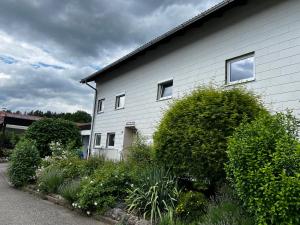 a white house with bushes in front of it at Privathaus Sieglinde in Sondermoning
