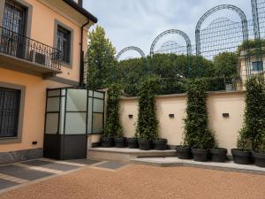 a row of plants on the side of a building at La Villa Del Parco in Monza