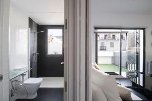 Televízia a/alebo spoločenská miestnosť v ubytovaní Apartamento Atico Real Suites