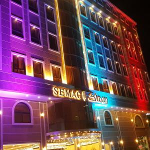 سِماك الفندقية -الروضة  في جدة: مبنى أمامه أضواء ملونة