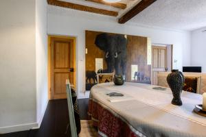 a room with a table with a picture of an elephant on the wall at Appartement Cadichon in Munster