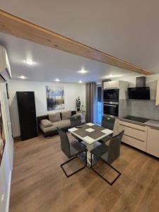 a kitchen and living room with a table and chairs at Handwerkerwohnung, Monteurunterkunft-Rodgau in Rodgau