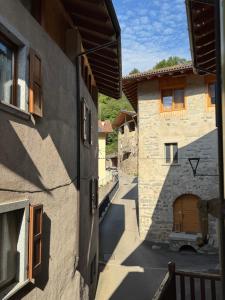 a view of an alley between two buildings at Casa Camomilla in Creto