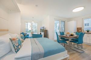 a bedroom with a bed and a table with chairs at FeWo Tommy in Zirchow