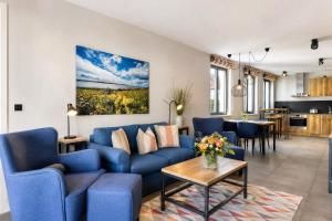 a living room with a blue couch and a table at Ferienwohnung Strandperle in der Villa Martha Binz in Binz